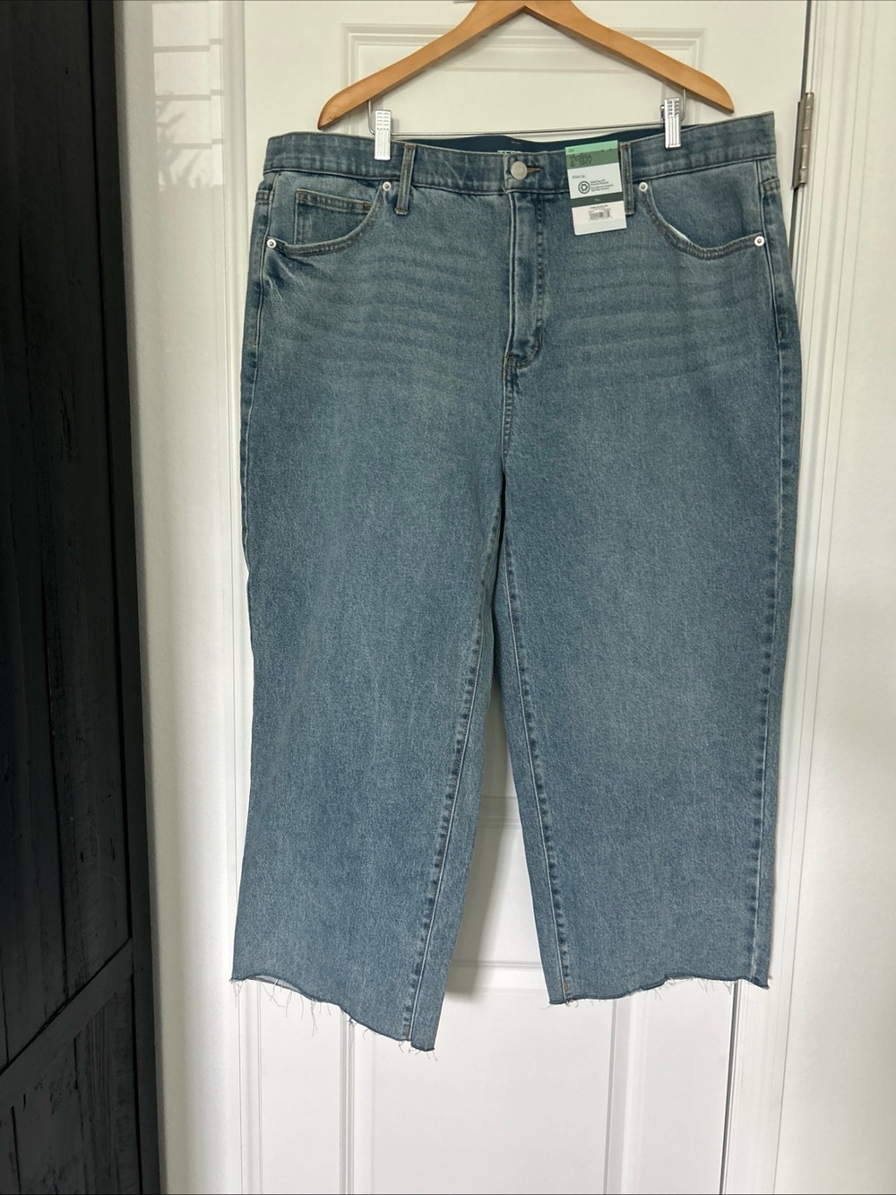 Terra & Sky Women's Plus Size Mid Rise Wide Leg Ankle Cut Hem Jeans, 22w, NWT